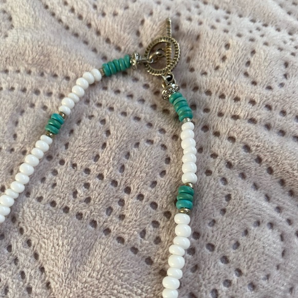 17” choker style necklace with whit glass beads and turquoise dyed howlite - Picture 3 of 5